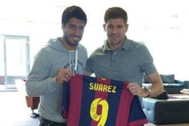 Striker Barcelona, Luis Suarez (kiri), dan kapten Liverpool, Steven Gerrard (kanan).