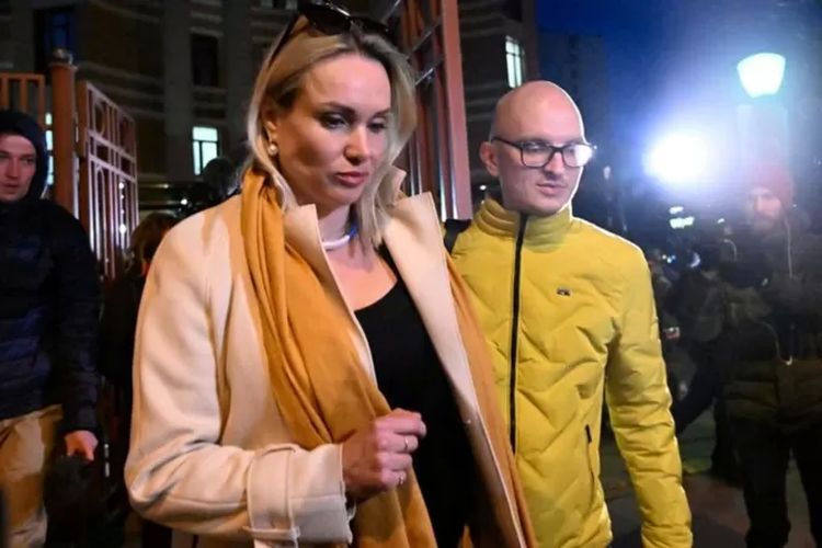 Marina Ovsyannikova meninggalkan Pengadilan Distrik Ostankinsky setelah didenda 30.000 rubel karena melanggar aturan protes di Moskwa pada 15 Maret.