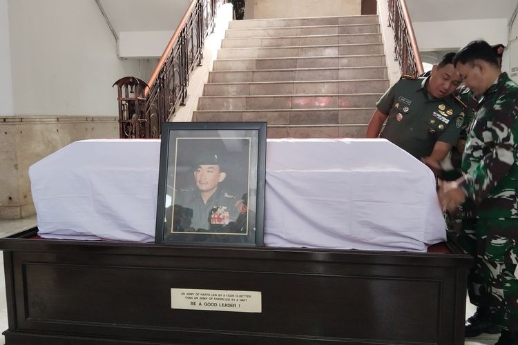 Jenazah almarhum mantan Gubernur Jawa Barat, Solihin GP, disemayamkan di Markas Komando II Kodam III Siliwangi, Jalan Sumbawa, Kota Bandung, Selasa (5/3/2024).