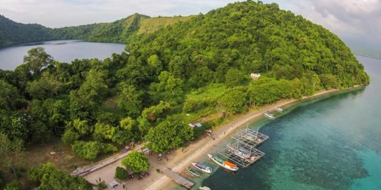 Pulau Satonda dengan danau air asinnya di Kabupaten Dompu, Nusa Tenggara Barat.
