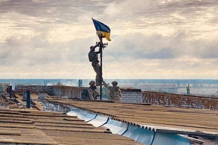 Ukraina mengatakan ini menunjukkan tentaranya mengibarkan bendera di atas Vysokopillya, di wilayah Kherson, pada Minggu (4/9/2022).