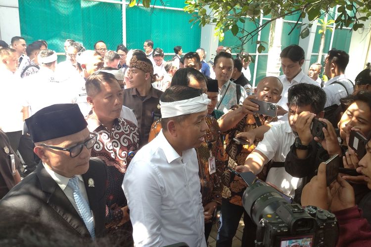 Gubernur Jabar, Dedi Mulyadi saat memberikan keterangan kepada awak media di Gedung Pakuan, Jalan Cicendo, Kota Bandung, Rabu (4/6/2025).