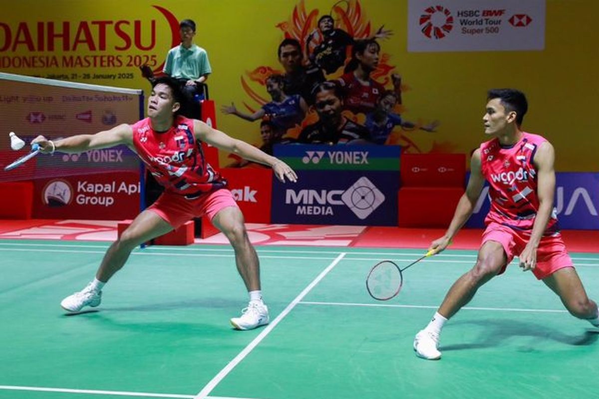 Pasangan ganda putra Tanah Air Daniel Marthin/Muhammad Shohibul Fikri beraksi pada laga babak pertama Indonesia Masters 2025 di Istora Gelora Bung Karno, Senayan, Jakarta, 22 Januari 2025.
