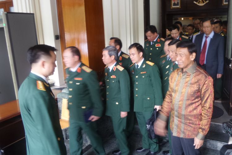 Menteri Koordinator Bidang Politik, Hukum dan Keamanan Wiranto bertemu dengan Menteri Pertahanan Vietnam Ngô Xuân L?ch di Kemenko Polhukam, Jakarta Pusat, Kamis (12/10/2017).