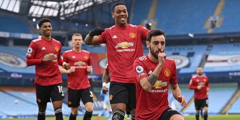 Bruno Fernandes (depan) merayakan gol bersama rekan satu timnya pada laga pekan ke-28 Liga Inggris yang mempertemukan Man City vs Man United di Stadion Etihad, Minggu (7/3/2021) malam WIB.