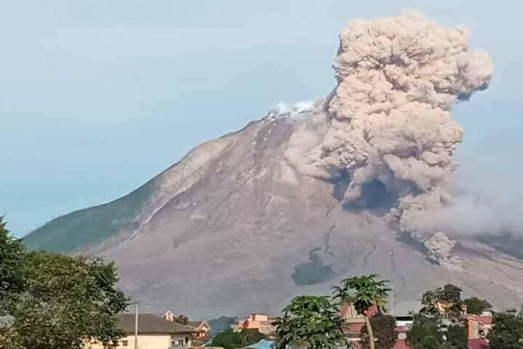 Tampak Gunung Sinabung Mengeluarkan Awan Panas dengan jarak luncuran 1500-2.500 meter.