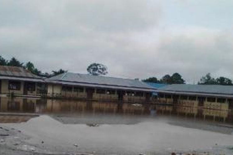 Meski mulai surut, ketinggian air di beberapa tempat masih mencapai 1 meter. Seminggu terakhir, 1000 rumah diwilayah perbatasan Kecamatan Sembakung 2 kali direndam banjir.