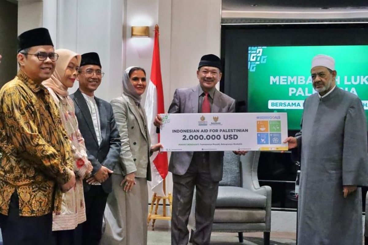 Baznas menyerahkan infak kemanusiaan untuk Palestina sebesar 2 juta dollar AS melalui Grand Syekh Al-Azhar Imam Akbar Ahmed Prof Dr Syekh Ahmad Muhammad Ahmad Ath-Thayyeb.