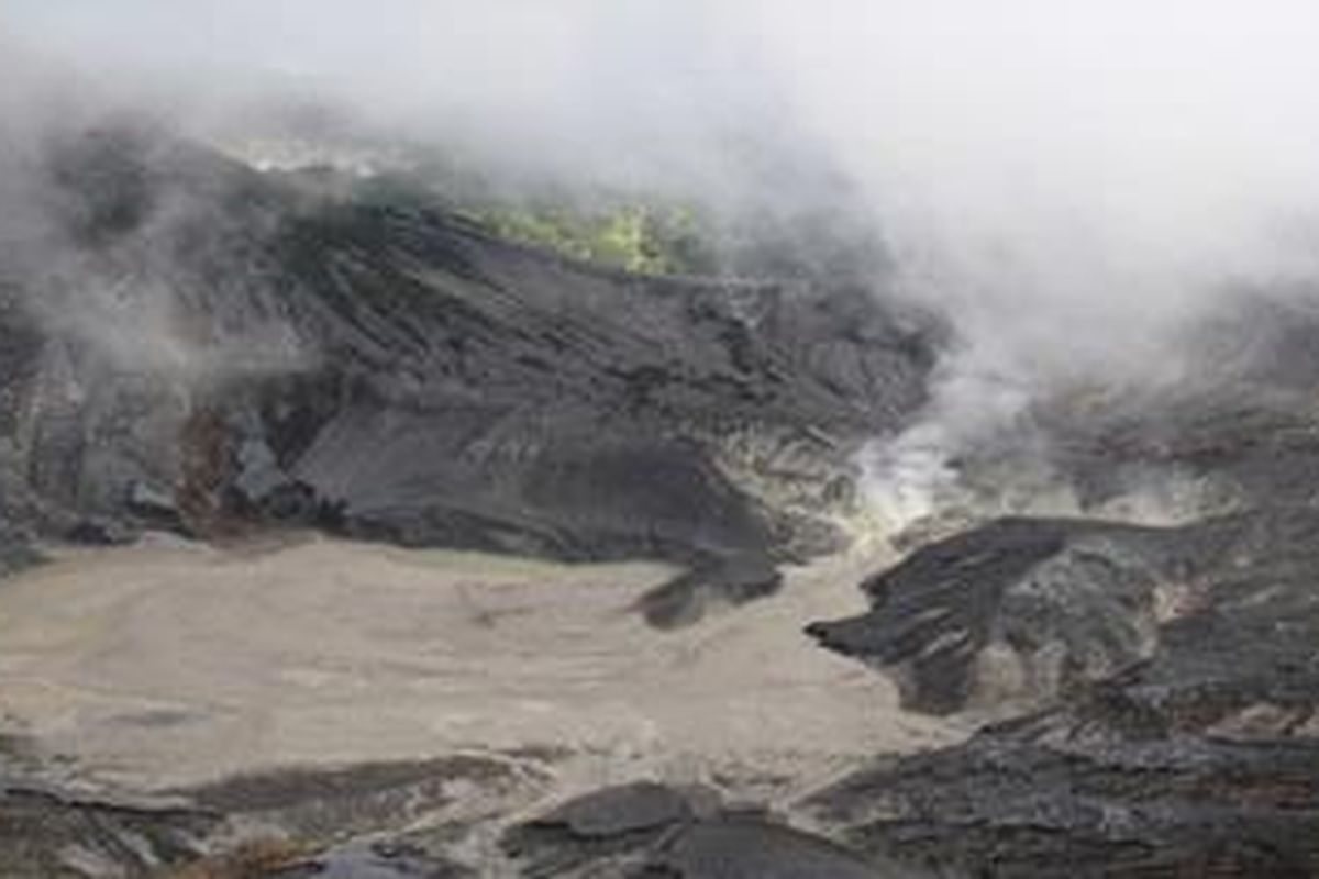 Ilustrasi Kawah Ratu di Gunung Tangkuban Perahu, Lembang, Jawa Barat