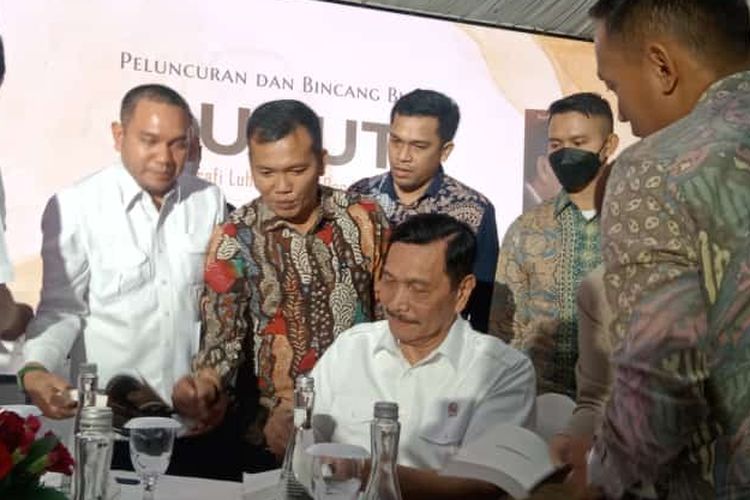 Menteri Koordinator Bidang Kemaritiman dan Investasi, Luhut Binsar Pandjaitan sedang menandatangani buku berjudul Luhut dari para tamu yang hadir termasuk beberapa menteri yang hadir di Jakarta, Jumat (7/10/2022). Dalam acara itu, Luhut mengaku tidak ingin jadi Presiden atau Wakil Presiden.