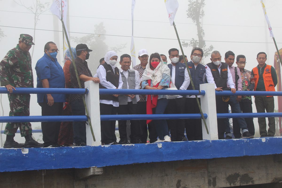 Gubernur Jawa Timur Khofifah Indar Parawansah meresmikan Jembatan Kajar Kunung, Jumat (19/8/2022)