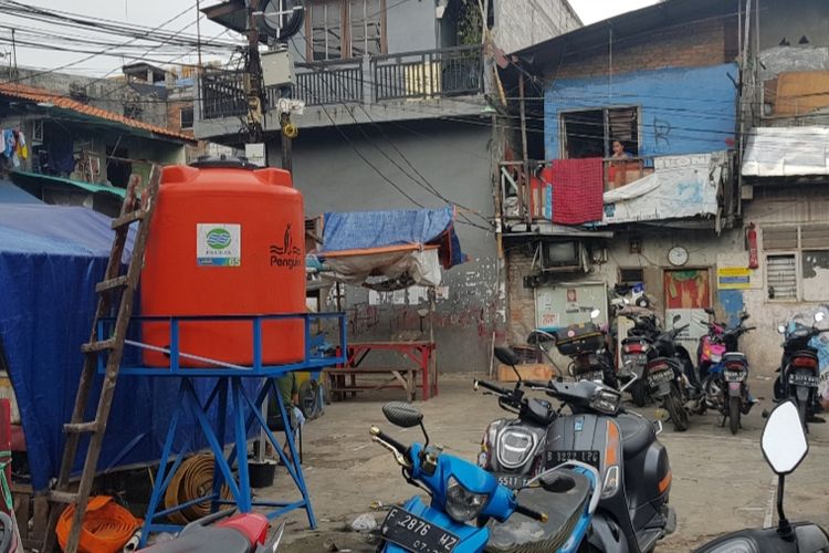 Tangki air bantuan dari Palyja yang berada di RT.09/RW.02 Kampung Bandan, Kelurahan Ancol, Jakarta Utara yang diperuntukkan bagi warga yang kekurangan air bersih.