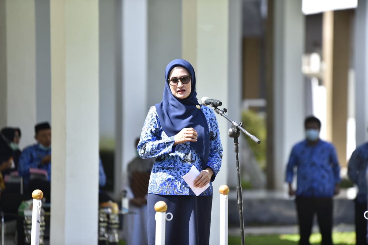 Bupati Luwu Utara Indah Putri Indriani (IDP) ketika memberikan sambutan di acara penyerahan SK kepada para PPPK Kabupaten Luwu Utara di Lapangan Upacara Kantor Luwu Utara, Rabu (17/3/2021).
