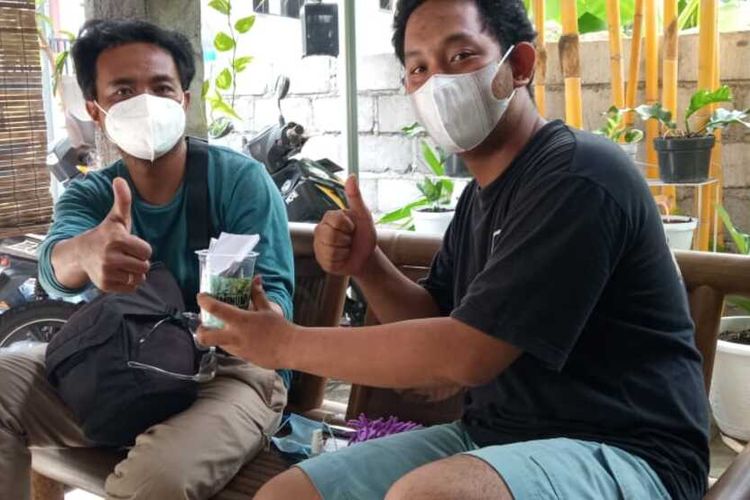 Andreas Pamungkas, Sekretaris RT 06 Sengkan, Condongcatur, Depok, Sleman saat berkeliling untuk mengumpulkan donasi