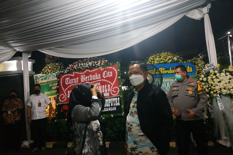 Mendagri Tito Karnavian melakukan takziah ke rumah duka almarhum Tjahjo Kumolo di Kompleks Kediaman Menteri, Widya Chandra, Jakarta Selatan, Sabtu (2/7/2022).
