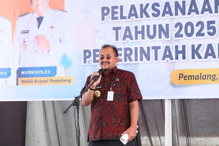 Bupati Pemalang Anom Widiyantoro dalam peluncuran Pelaksanaan Kegiatan Anggaran Pendapatan dan Belanja Daerah (APBD) Tahun Anggaran (TA) 2025 di Halaman Kantor Dinas Perhubungan (Dishub) Pemalang, Rabu (23/10/2025).