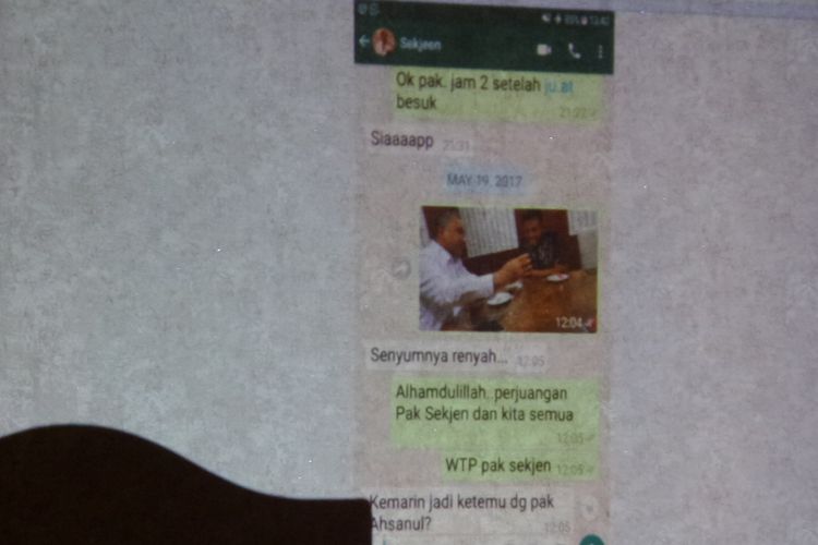 Jaksa KPK menunjukkan barang bukti berupa percakapan WhatsApp di Pengadilan Tipikor Jakarta, Rabu (22/11/2017).