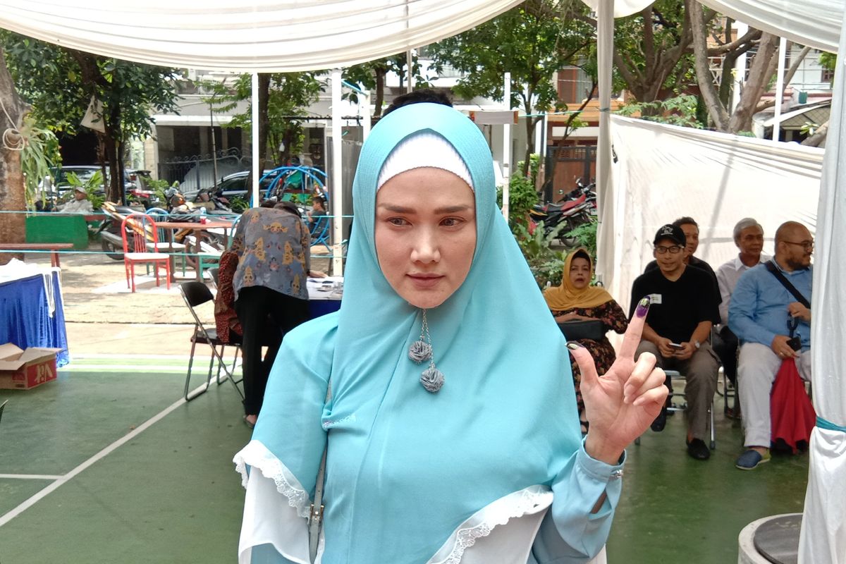 Mulan Jameela menggunakan hak pilihnya di TPS 49, Pondok Indah, Jakarta Selatan, Rabu (17/4/2019).