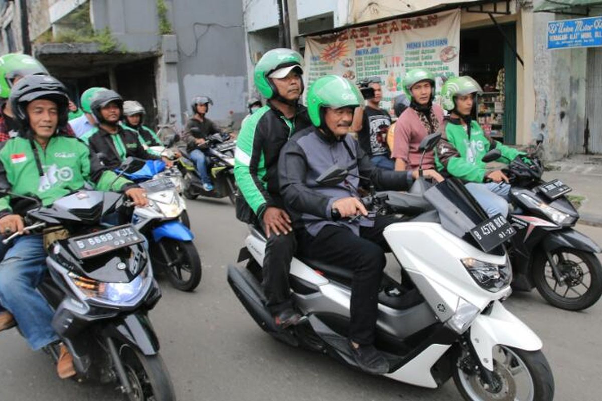 Calon wakil gubernur DKI Jakarta nomor pemilihan tiga Djarot Saiful Hidayat berkonvoi naik sepeda motor dengan para pengemudi ojek, Jumat (7/4/2017).