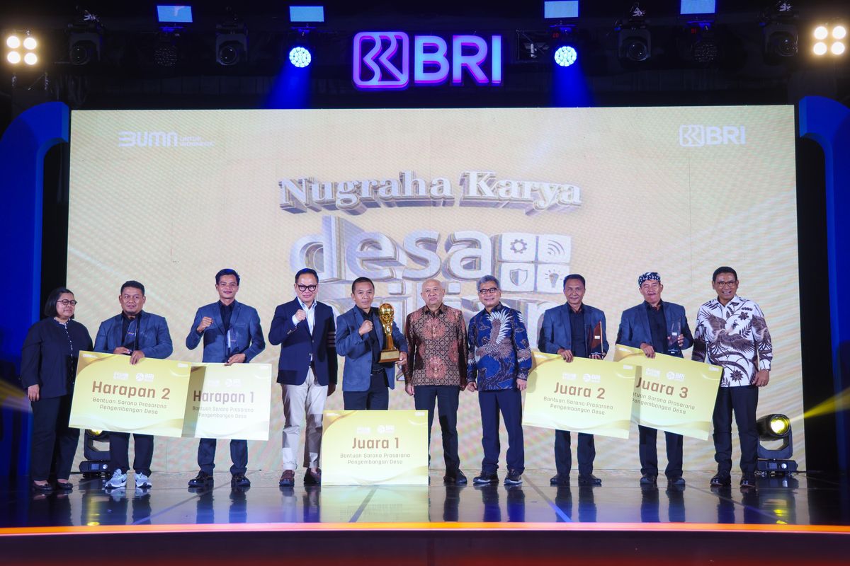 Menteri Koperasi dan Usaha Kecil Menengah (MenKopUKM), Teten Masduki bersama pada finalis Nugraha Karya Desa BRILiaN 2023, Rabu (10/1/2023).