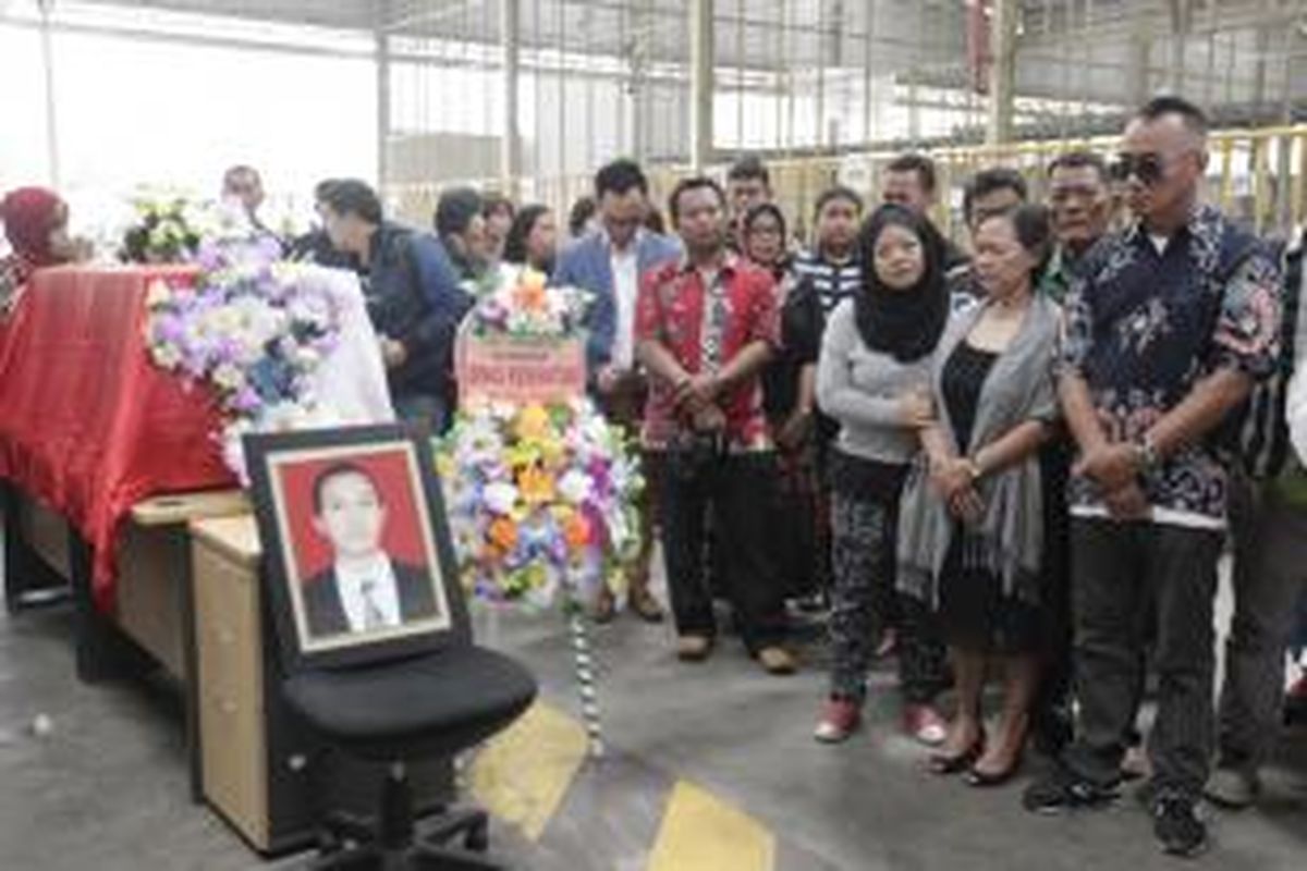 Sanak keluarga berdiri di samping peti jenazah dokter Dionisius Giri Samudra, tiba di Terminal Kargo Bandara Soekarno-Hatta, Tangerang, Banten, Jumat (13/11/2015).