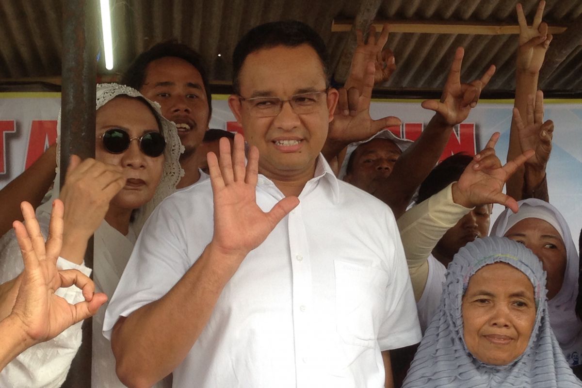 Calon gubernur DKI Jakarta Anies Baswedan saat mengunjungi warga di Kampung Akuarium, Pasar Ikan, Jakarta Timur, Selasa (11/4/2017).