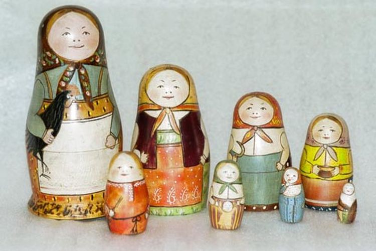 Boneka Matryoshka dari China, Jepang, dan Rusia. [Via Wikimdedia Commons]
