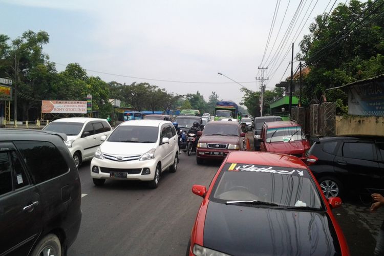 Jalan raya Cepiring Kendal Jawa Tengah, yang mulai padat.KompasProperti/Slamet Priyatin 