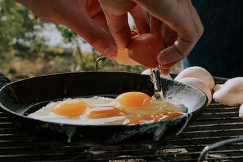 Haruskah Memecahkan Telur di Permukaan yang Rata?