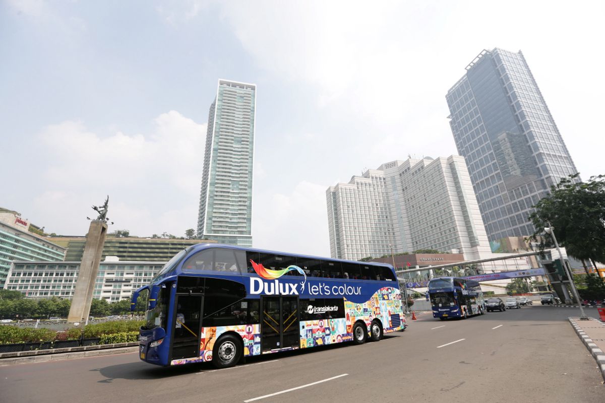 Bus tingkat pariwisata hibah dari AkzoNobel melintas di kawasan Bundaran Hotel Indonesia, Jakarta, Sabtu (20/5/2017). AkzoNobel, perusahaan cat dan pelapis produsen Dulux menghibahkan dua buah bus tingkat pariwisata kepada pemerintah provinsi DKI Jakarta melalui PT Transportasi Jakarta.  KOMPAS IMAGES/KRISTIANTO PURNOMO