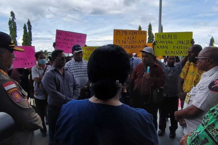 Orang tua penerima beasiswa Otsus Papua melakukan aksi demonstrasi ddi Kantor Gubernur Papua, Kamis (15/6/2023)