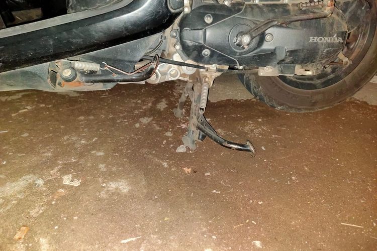 Standar Tengah  Pada Sepeda Motor