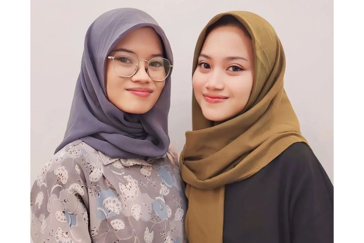 Mia Ramadhani (sebelah kiri) dan Nia Ramadhani (sebelah kanan), mahasiswa kembar jalur SNBP 2024 di Unair. 