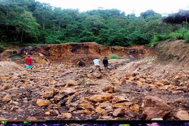 Ilustrasi. Lokasi penambangan mangan di Ropang, Desa Lante, Kecamatan Reok Barat, Manggarai, NTT, Sabtu (5/1/2013). 