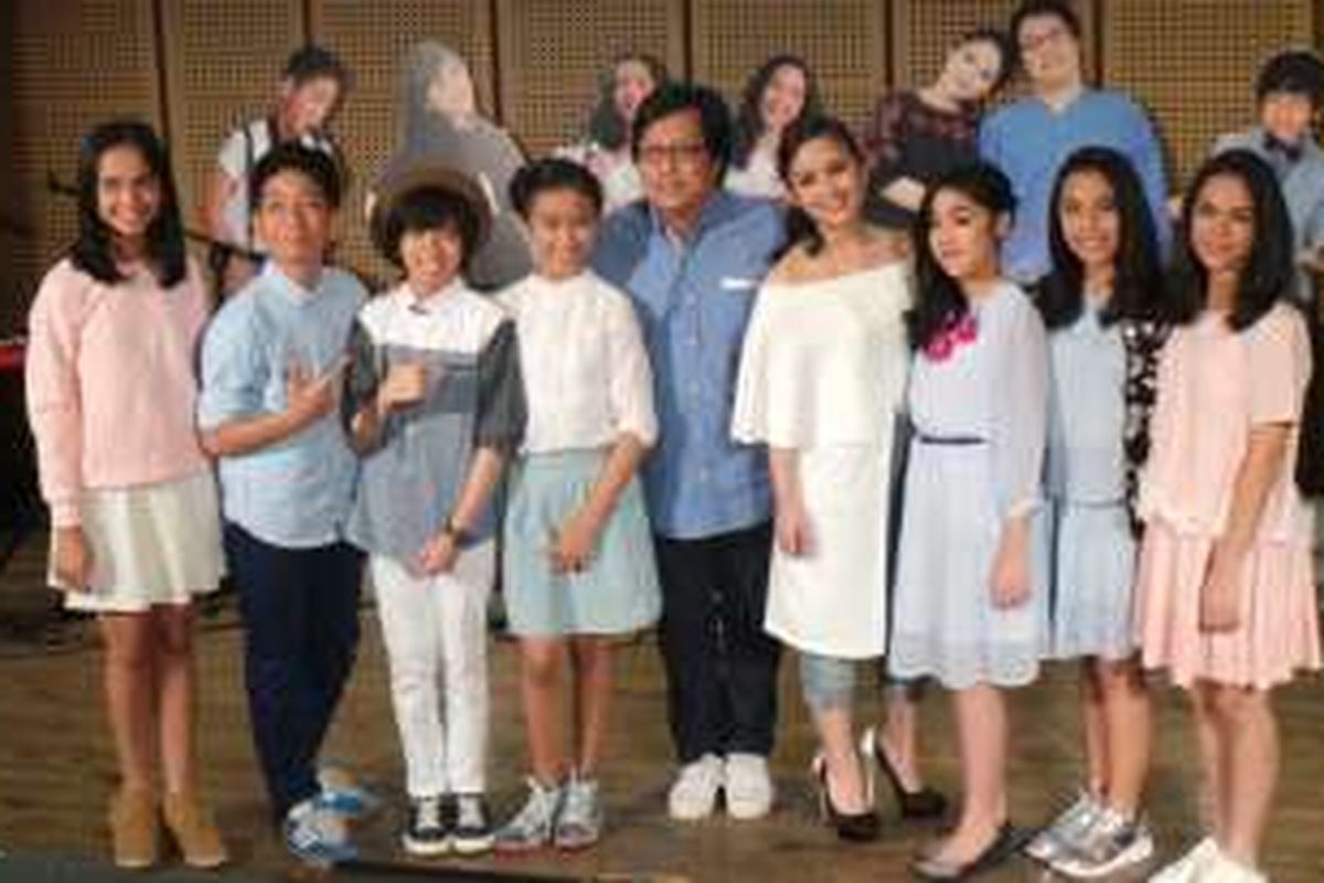 Gita Gutawa (keempat dari kanan) dan Erwin Gutawa (kelima dari kiri) bersama tujuh personel Di Atas Rata-rata generasi kedua (DARR 2) di Galeri Indonedia Kaya, Grand Indonesia, Jakarta Pusat, Selasa (8/3/2016)