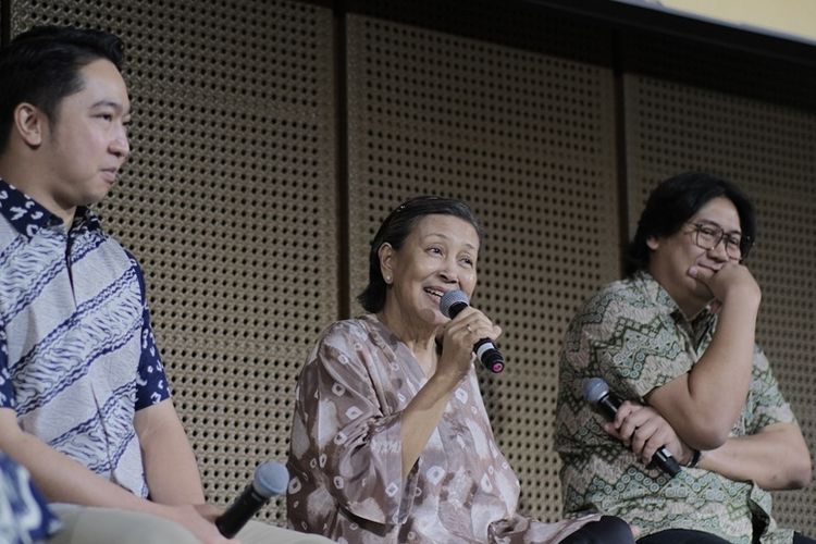 Program Manager Bakti Budaya Djarum Foundation Billy Gamaliel, Produser Mencari Semar Ratna Riantiarno, serta penulis naskah sekaligus sutradara Mencari Semar Rangga Riantiarno dalam jumpa pers pertunjukan Mencari Semar dari Teater Koma yang digelar di di Auditorium Galeri Indonesia Kaya Grand Indonesia, Jakarta, Kamis (31/7/2025).