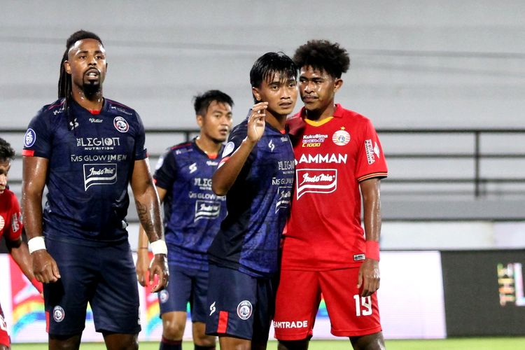 Pemain Arema FC Carlos Fortes (kedua dari kiri) dan Jayus Hariono dijaga ketat pemain Persija Jakarta saat pertandingan pekan 23 Liga 1 2021-2022 yang berakhir dengan skor 1-1 di Stadion Kapten I Wayan Dipta Gianyar, Sabtu (5/2/2022) malam.