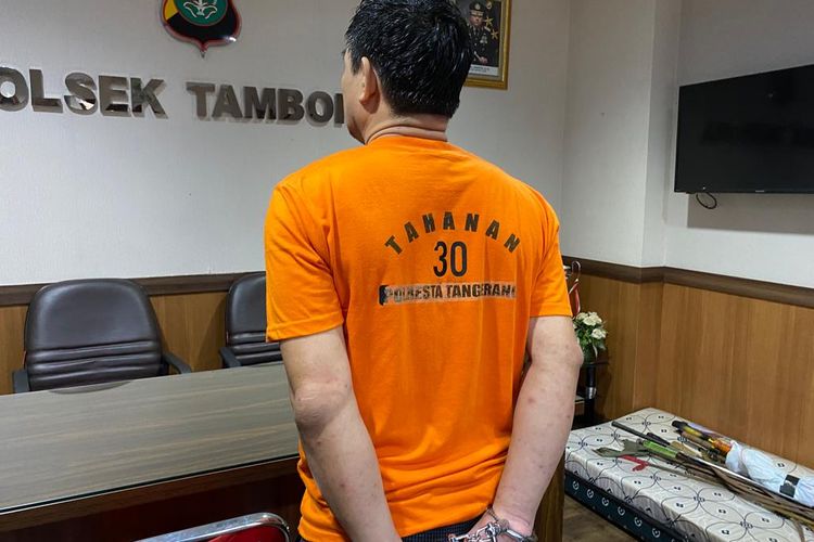 Pria berinisial LPP mengedarkan dan menjual narkoba jenis sabu. Dia telah ditahan di Mapolsek Tambora, Jakarta Barat. Foto didokumentasikan pada Jumat (20/10/2023).  