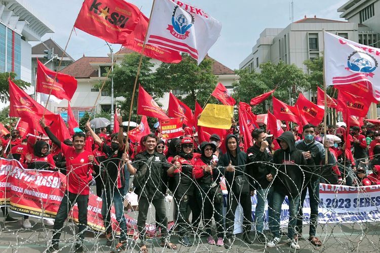 Ratusan buruh Jateng gelar aksi unjuk rasa di depan Kantor Gubernur Jateng, Rabu (7/12/2022).