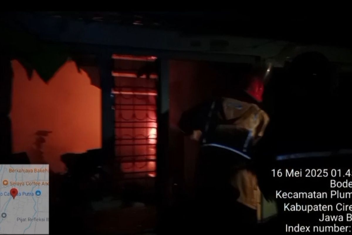 petugas berusaha memadamkan api yang melumat rumah warga hingga menewaskan satu pemiliknya di desa Bode Lor Kecamatan Plumbon Kabupaten Cirebon pada Jumat (16/5/2025) dini hari.