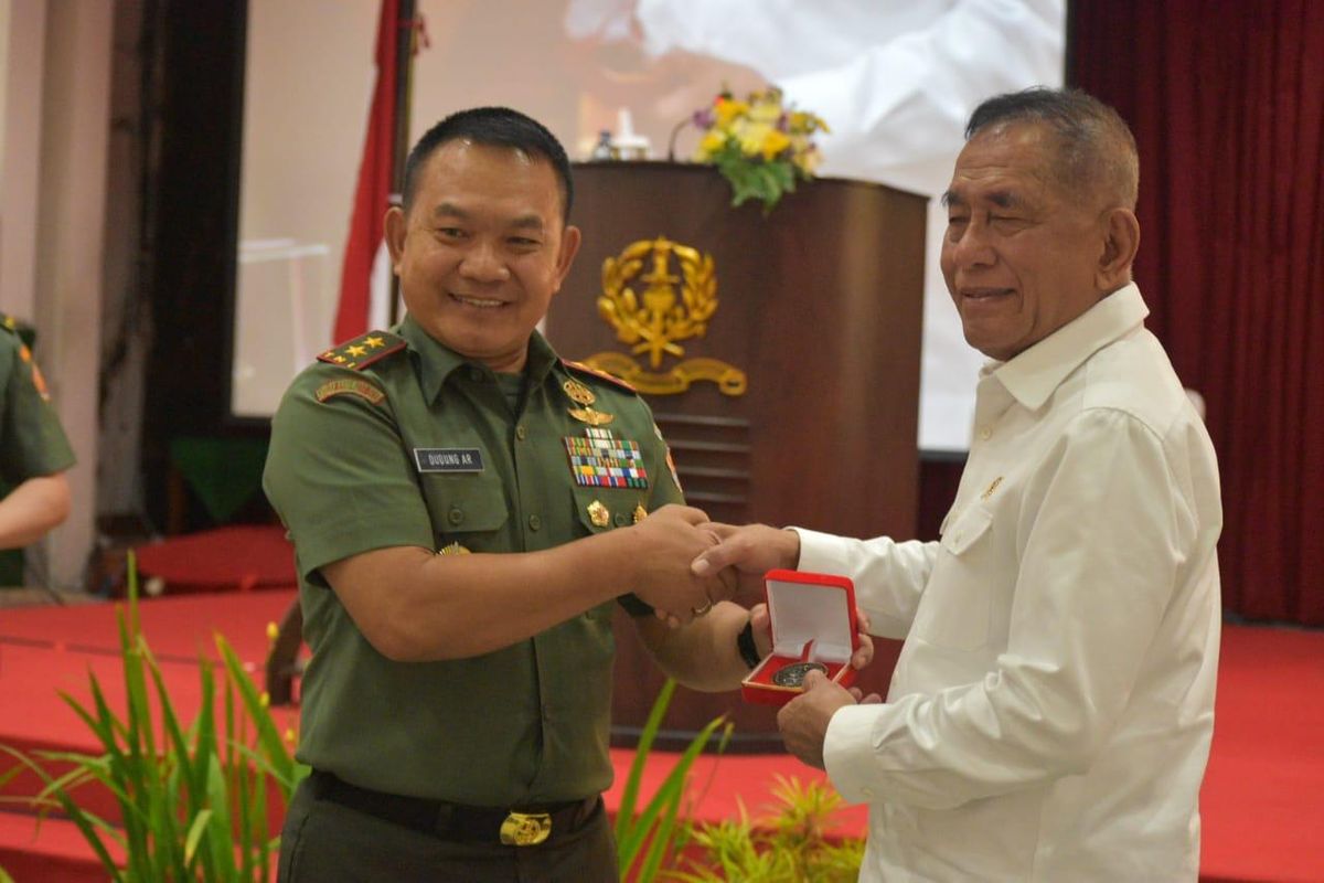 (Kiri-kanan) Mayor Jenderal TNI Dudung Abdurachman, memberikan kenanng-kenangan kepada Menteri Pertahanan (menhan) RI Ryamizard Riyacudu usai menjadi keynote speaker dalam Seminar Nasional di Gedung Lilly Rochli Akademi Militer (Akmil), Magelang, Jawa Tengah, Kamis (19/09/2019).
