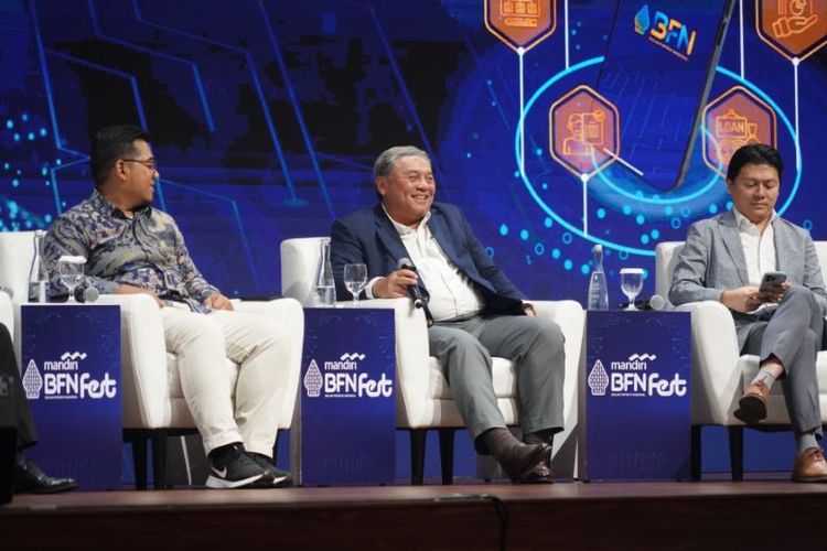 Dalam diskusi panel, Direktur Utama AdaKami, Bernardino Moningka Vega (tengah) menjelaskan
bahwa akses terhadap kredit menjadi faktor penting yang mendorong pertumbuhan inklusif di tengah transformasi digital dan pertumbuhan ekonomi.