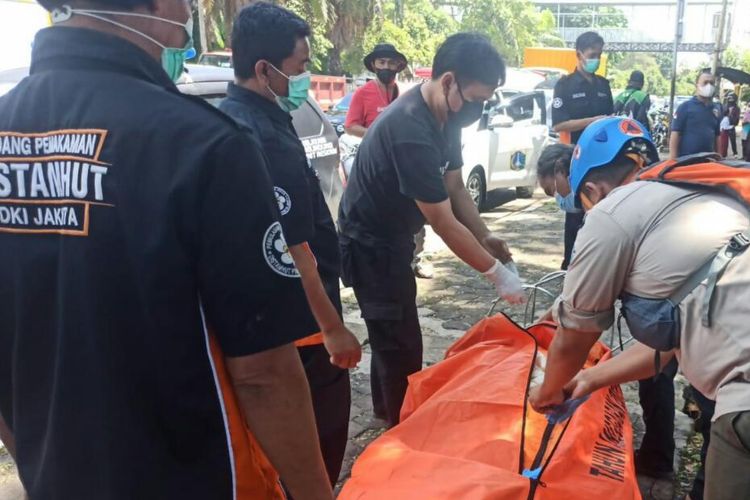 Sesosok mayat ditemukan mengambang di Kali Mookervart, pinggir Jalan Daan Mogot kawasan Warung Pojok, Semanan, Kalideres, Jakarta Barat pada Selasa (29/11/2022).