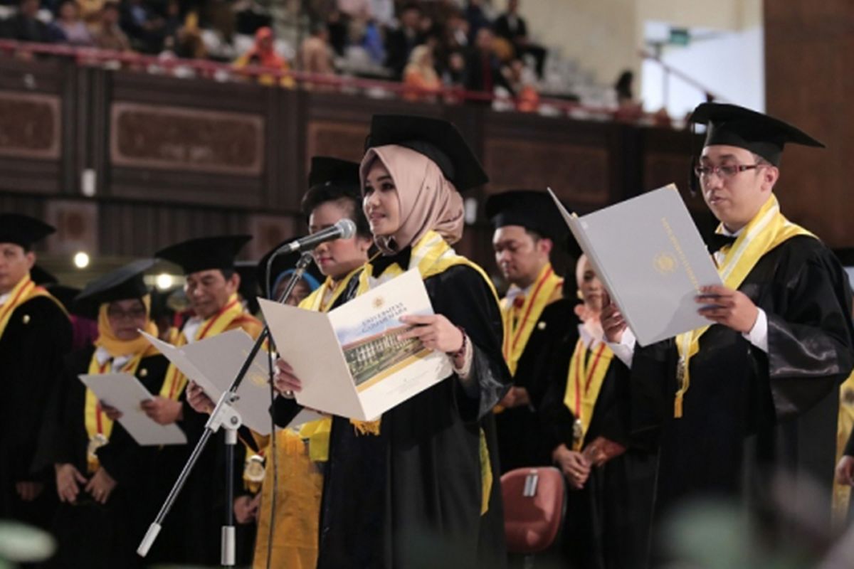 Rektor Universitas Gadjah Mada (UGM), Prof. Panut Mulyono mewisuda 1.834 orang program pascasarjana, terdiri dari 1.630 lulusan master, 19 orang spesialis dan 118 doktor (24/10/2019).