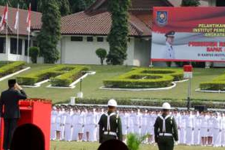Presiden Joko Widodo mengukuhkan 1.921 pamong praja muda Institut Pemerintahan Dalam Negeri di kampus IPDN Jatinangor, Senin (9/8/2016).