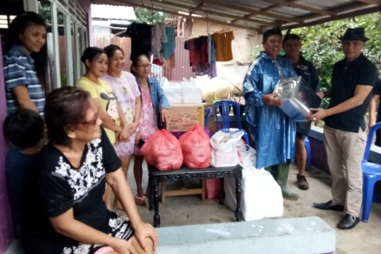 Sebanyak 7.082 paket bantuan dibagikan untuk para korban bencana banjir dan tanah longsor yang melanda kota Manado, Sabtu (2/1/2019)