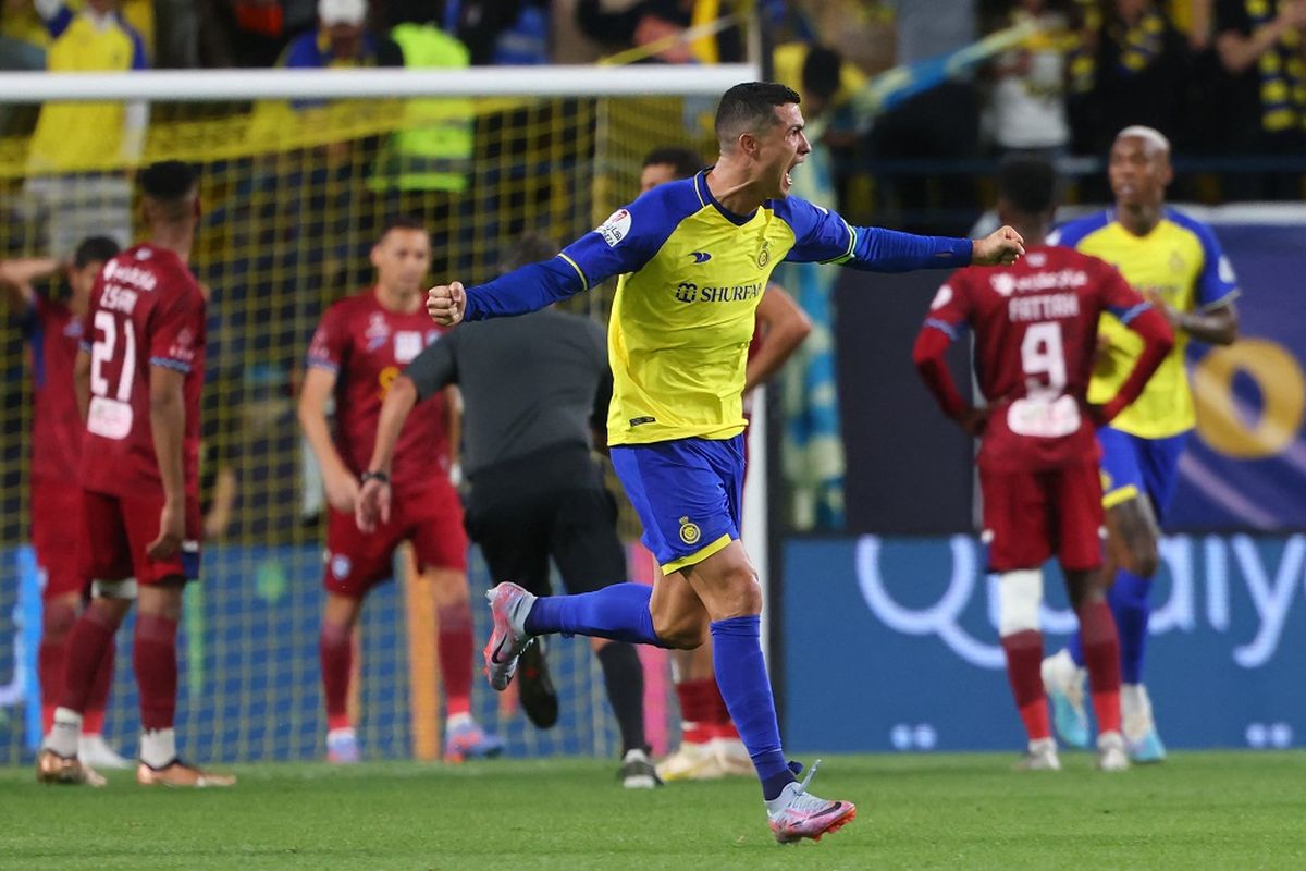 Penyerang Al Nassr Cristiano Ronaldo merayakan gol ke gawang Abha dalam laga lanjutan Liga Arab Saudi 2022-2023. Laga Al Nassr vs Abha berlangsung di Marsool Park, Riyadh, Arab Saudi, pada Minggu (19/3/2023) dini hari WIB. Terkini, Cristiano Ronaldo memprediksikan bahwa Liga Arab Saudi bakal menjadi kompetisi nomor empat dunia.