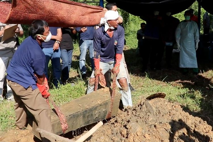 Proses ekshumasi balita diduga korban penyiksaan di Aceh Barat, Minggu (25/2/2024).