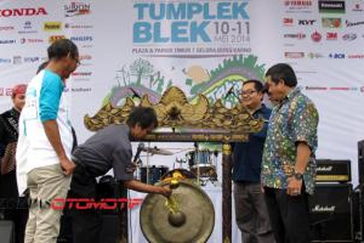Otobursa Tumplek Blek 2014 dibuka Menteri Pemuda dan Olahraga Roy Suryo.