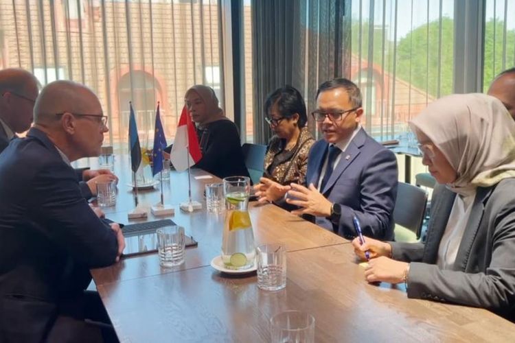 Menpan-RB Abdullah Azwar Anas bertemu dengan sejumlah pejabat pemerintah Estonia di Tallinn, Senin (29/5/2023).